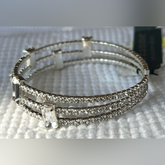 NWT Cezanné Braclet With Clear Stones Great As A Christmas Gift 🎄🎁 - Picture 4 of 10